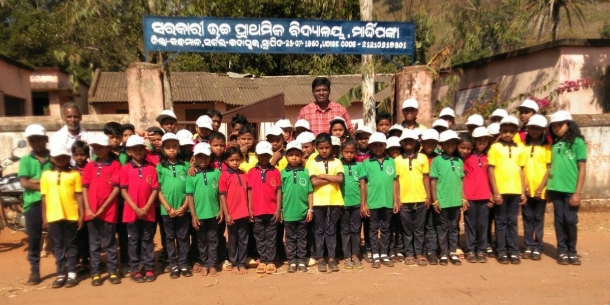 Tuition Children receive dress from Govt school (002)